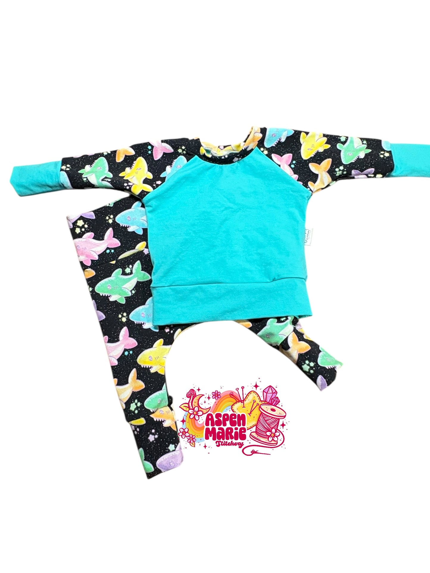 Size NB-6m Shark Crew & Joggers